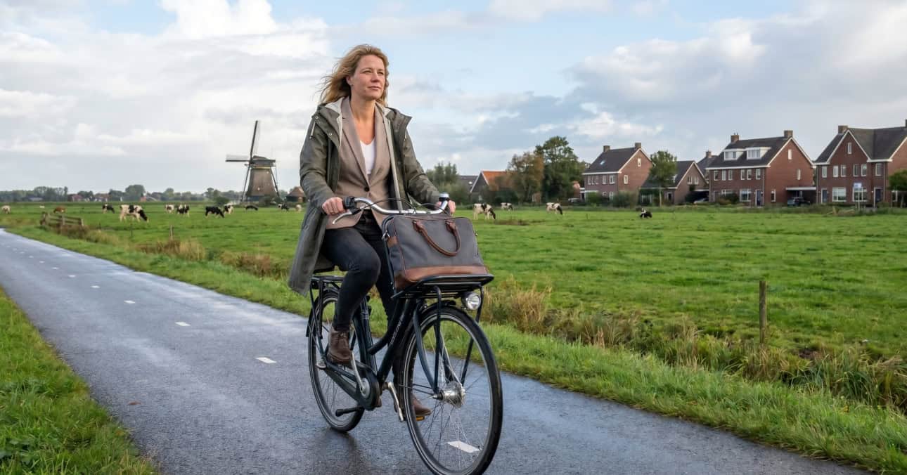 Rotterdam workers live an average of 16.4 kilometres from work. Cycling instead of driving could save up to €1,359 a year.